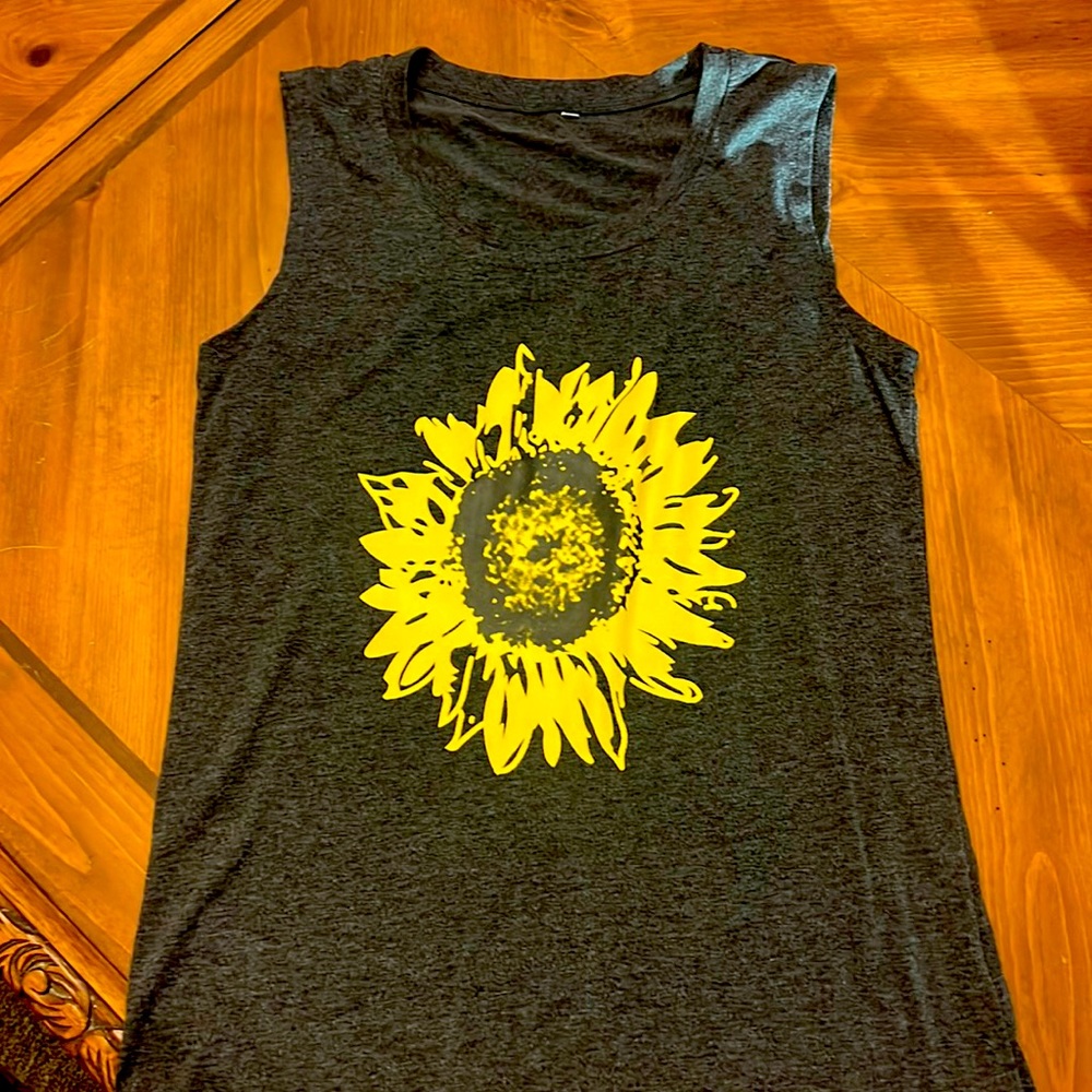 Muscle shirt with sunflower 🌼